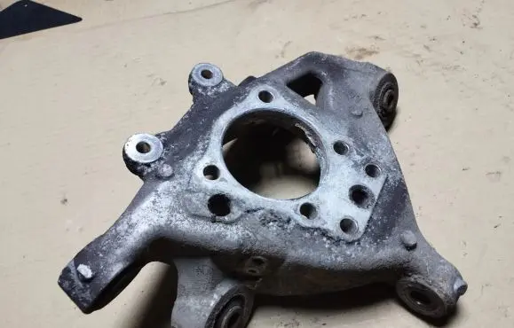 Lexus IS 220D-250-350 Rear wheel hub spindle/knuckle 070124