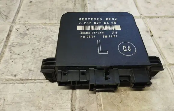 Mercedes-Benz C W203 Door control unit/module 2038206526 351369