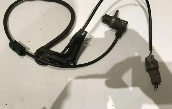 Toyota Avensis T220 ABS brake wheel speed sensor 0265006334