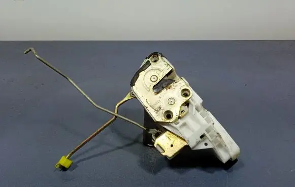 Mitsubishi Outlander Front door lock