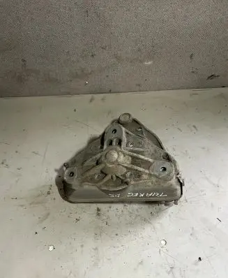 Volkswagen Touareg I Coil spring mount 