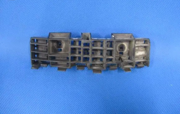 Front bumper mounting bracket