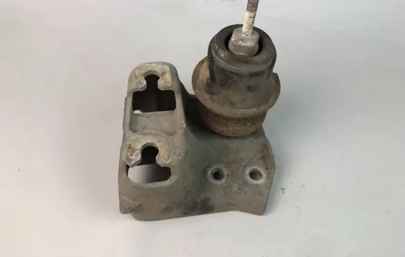 Subaru Outback Engine mount bracket