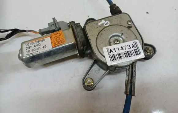 Peugeot 406 Front door window regulator motor 9615036880