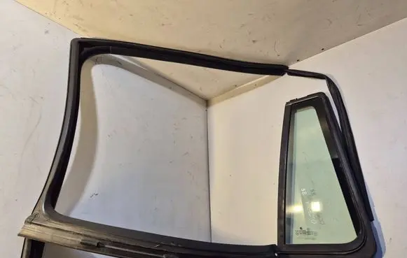Skoda Octavia Mk2 (1Z) Rear vent window glass 43R00049