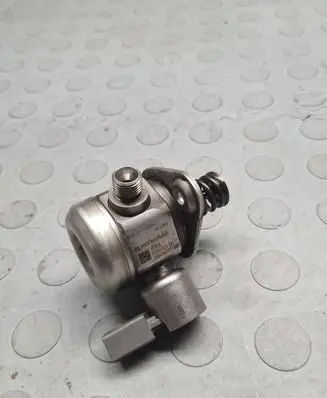 BMW X3 F25 Fuel injection high pressure pump 7610761 2004583177 0261520131