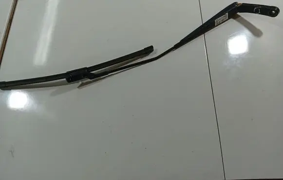 Front wiper blade arm