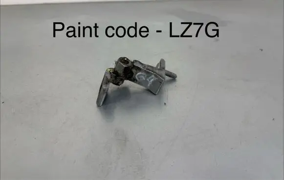Audi Q7 4M Rear door upper hinge 4M0831404A