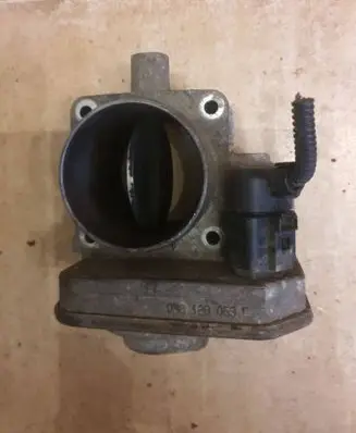 Volkswagen Golf V Throttle valve 038128063c