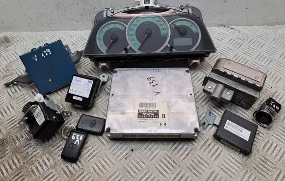 Toyota Corolla Verso AR10 Engine ECU kit and lock set 838000F091 MB2574308260 450200F1