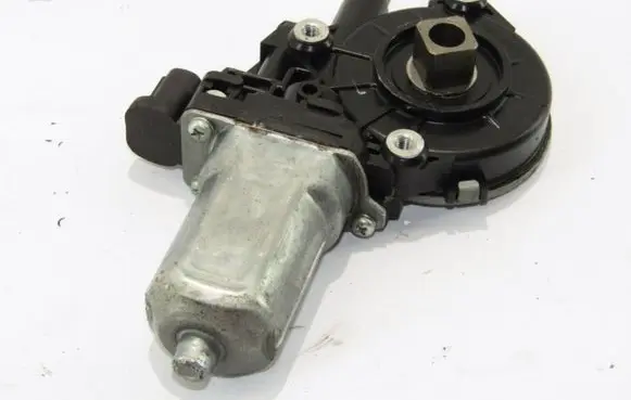 Suzuki Grand Vitara II Front door window regulator motor 8346065J00