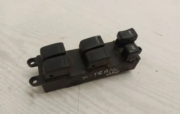 Nissan X-Trail T30 Electric window control switch