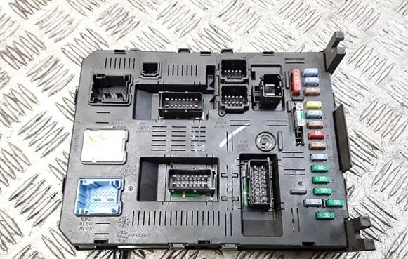 Citroen C6 Fuse module 9663510280