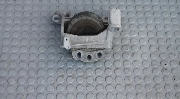 Mazda 6 Engine mount bracket
