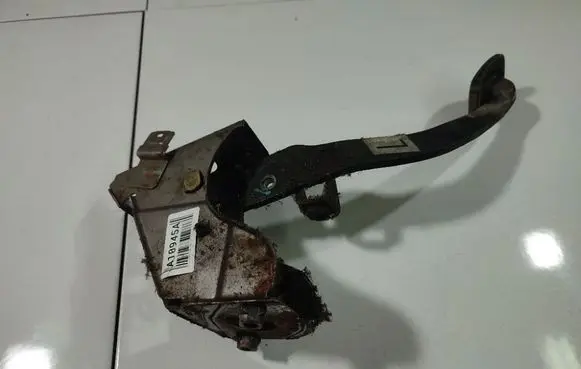 Nissan Almera Tino Clutch pedal 