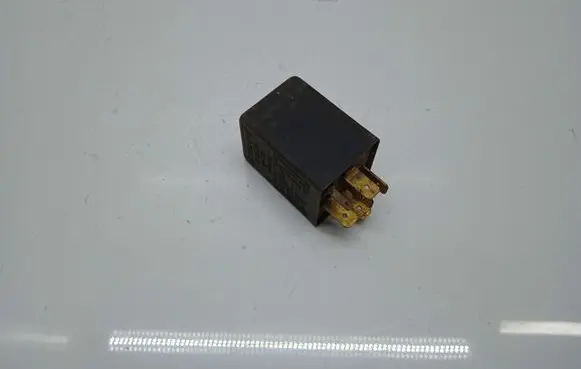 Volkswagen Golf III Window wiper relay 431955531