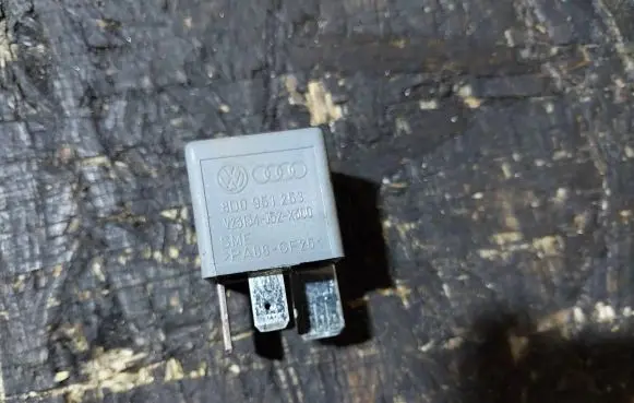 Volkswagen PASSAT B5.5 Other relay 8D0951253 370