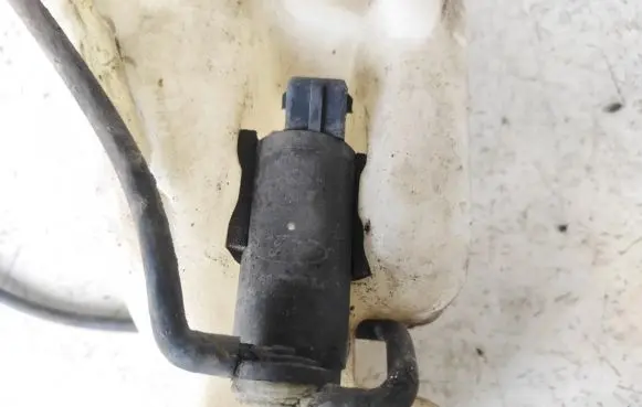 Ford Focus Windscreen/windshield washer pump xs41-17618-cf