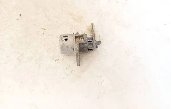 Chrysler Grand Voyager V Front door lock (next to the handle) 