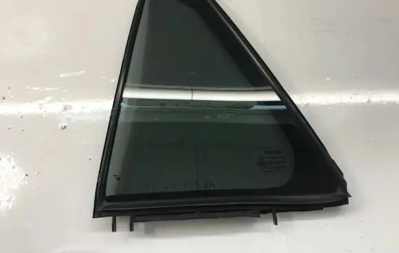 Toyota Avensis T270 Rear vent window glass 6812405110 6818905070