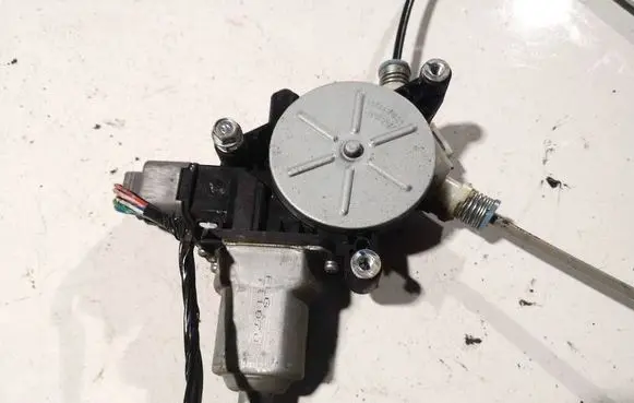 Honda FR-V Front door window regulator motor 711070