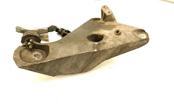 Engine mounting bracket