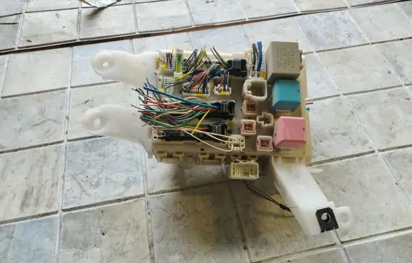Toyota Auris 150 Fuse module 8273002130A 02097I11