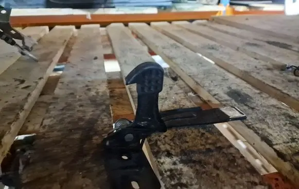 Engine bonnet (hood) release handle