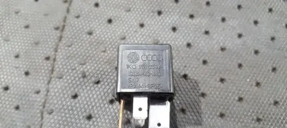 Volkswagen Touran I Other relay 1K0951253A V23134-J52-X430