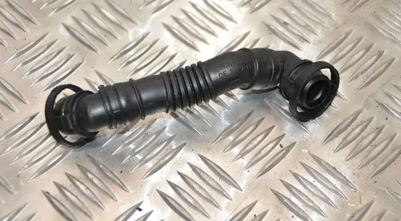Volkswagen Golf V Breather hose/pipe 03G103493D VCD446232