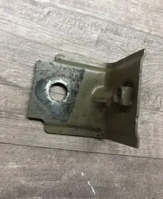Fender mounting bracket