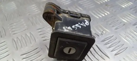 Volkswagen PASSAT B3 Tailgate exterior lock 357827571