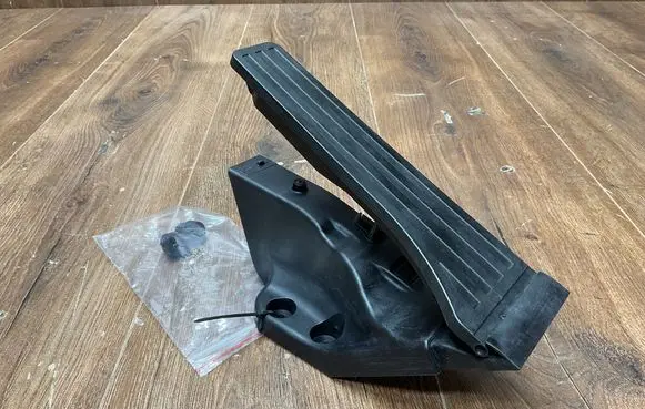 Mercedes-Benz E W213 Accelerator throttle pedal A2053000004
