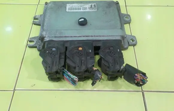 Nissan Juke I F15 Engine control unit/module MEC940160