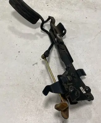 Accelerator throttle pedal