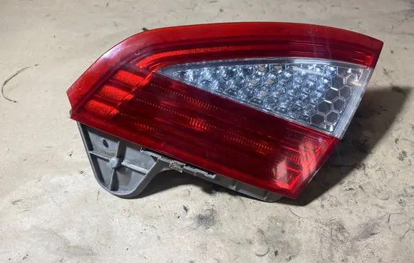 Tailgate rear/tail lights