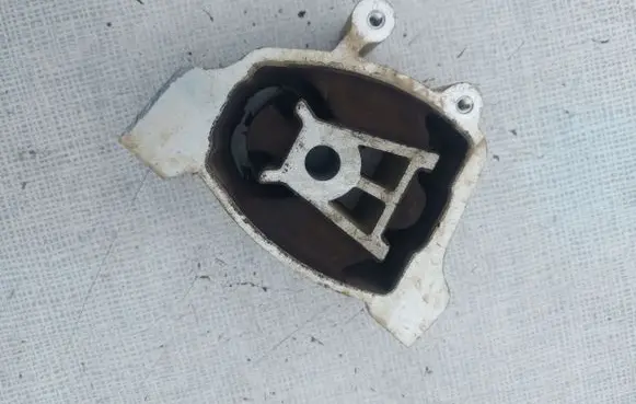 Land Rover Range Rover Evoque L551 Engine mount bracket LR143677