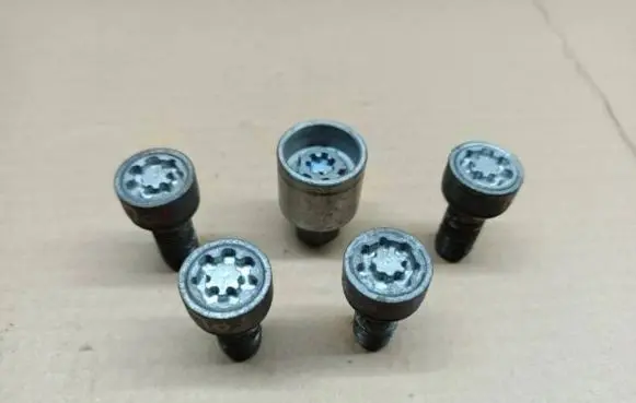 Seat Toledo IV (NH) Anti-theft wheel nuts and lock 