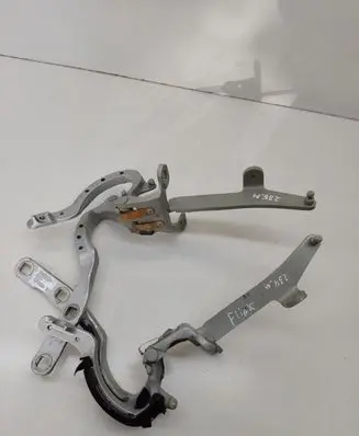 Tailgate/trunk/boot hinge