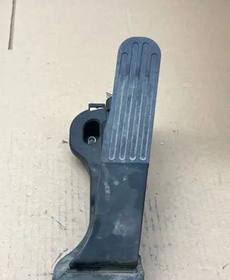 Accelerator throttle pedal