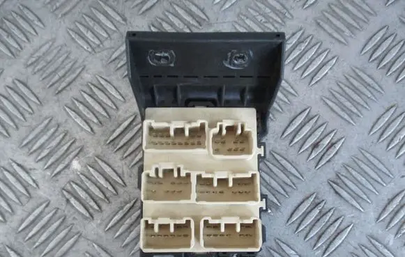 Toyota Avensis T250 Fuse box set 8273405030