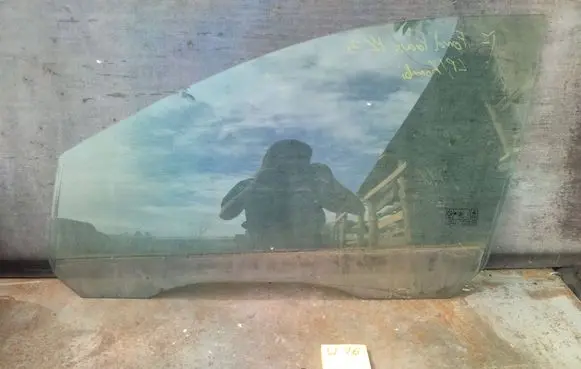 Ford Focus Front door window glass four-door 897445646