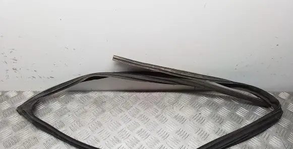 Lexus RX 450H Rubber seal front door window/glass 6814148060