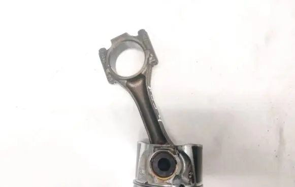 Volkswagen PASSAT B5 Piston with connecting rod