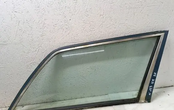 Mercedes-Benz W123 Rear side window 43R001057 E00068 DOT22M50MAS2