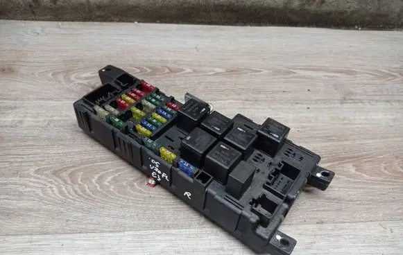 Volvo V70 Fuse module 518828108 30728008