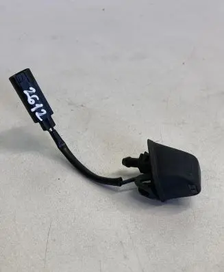 Windshield washer spray nozzle