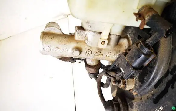 Volkswagen Golf IV Master brake cylinder