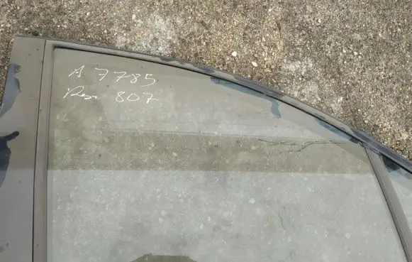 Peugeot 807 Front door window glass four-door