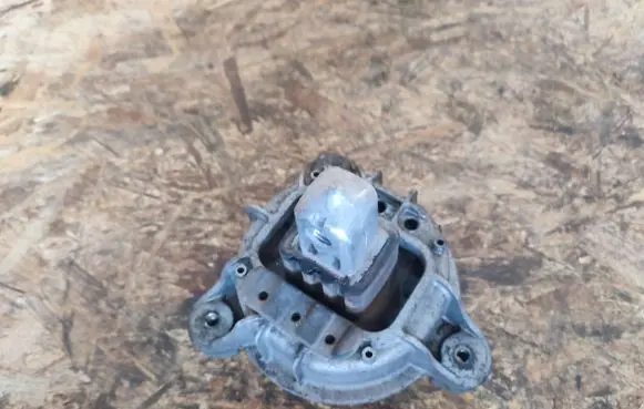 BMW 5 F10 F11 Engine mount bracket 6785601